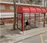 Marquesina publicitaria en entorno universitario de Móstoles